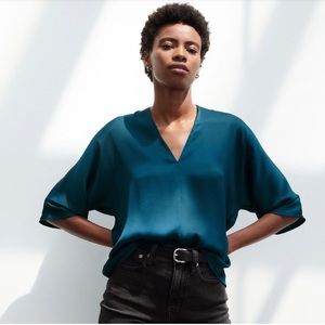 Like New - The Reset R Label SATIN V PULLOVER Size M